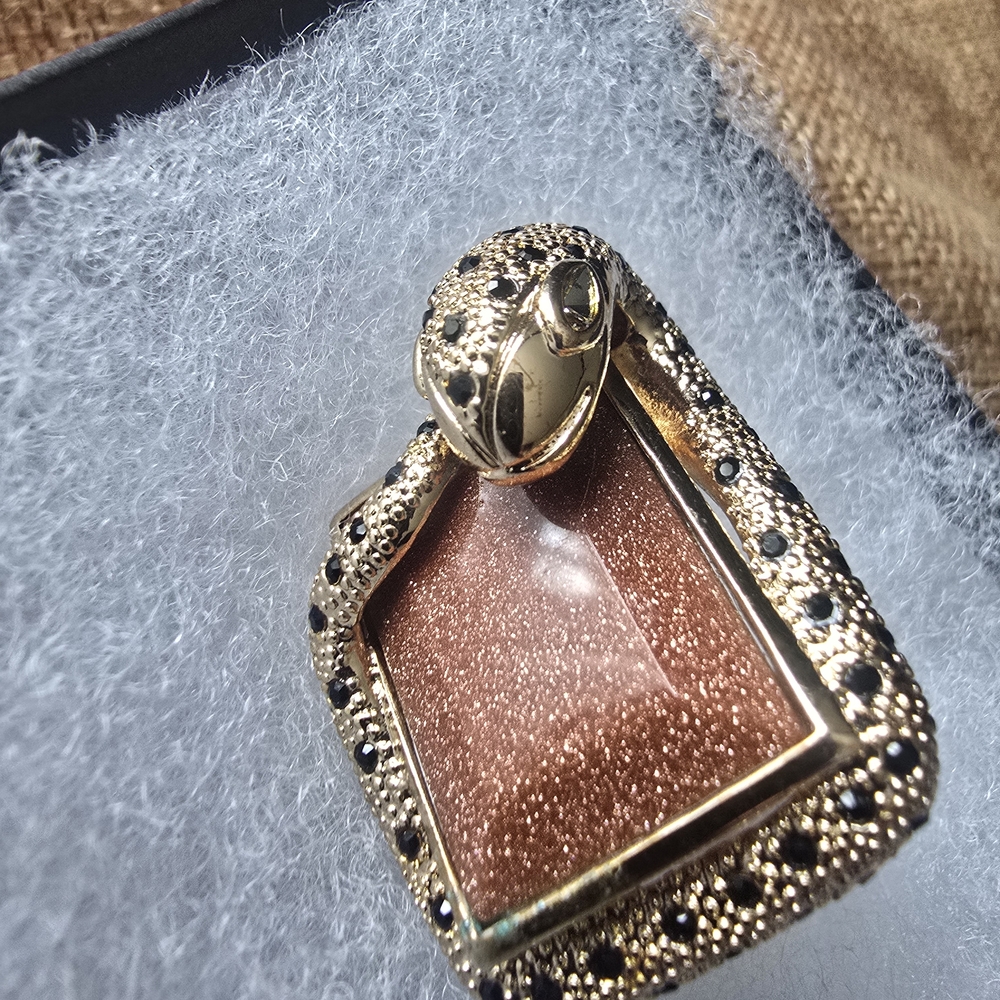 Elegant Gold and Brown Pendant Necklace
